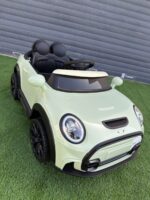 ⁦سيارة كهربائية للأطفال (بتصميم مستوحى من سيارات ميني كوبر / Mini Cooper Style Ride-On Car).⁩ - الصورة ⁦4⁩