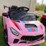 سيارة كهربائية للأطفال (بتصميم مستوحى من سيارات ميني كوبر / Mini Cooper Style Ride-On Car).