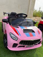 سيارة كهربائية للأطفال (بتصميم مستوحى من سيارات ميني كوبر / Mini Cooper Style Ride-On Car).